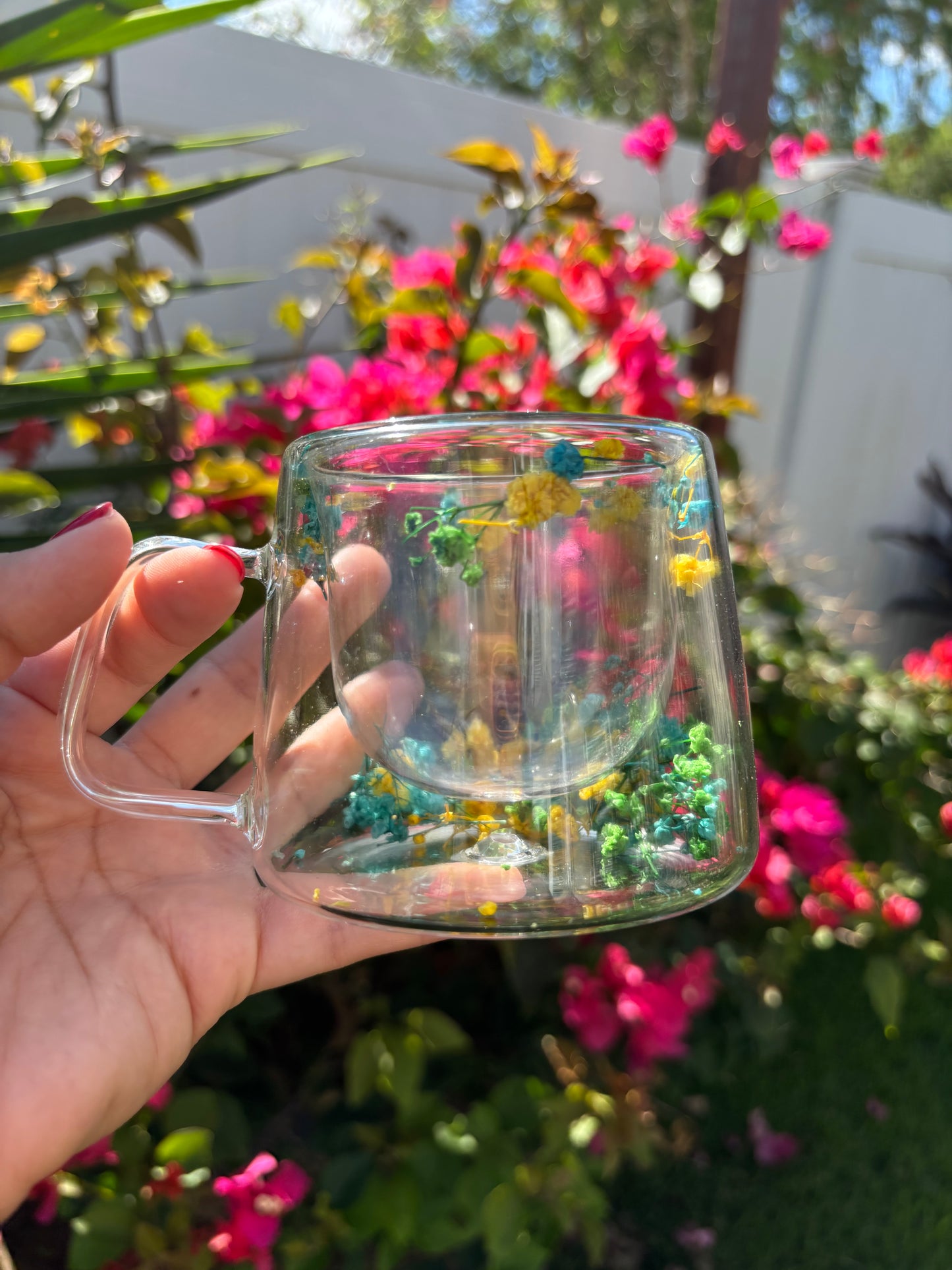 Taza en vidrio con flores