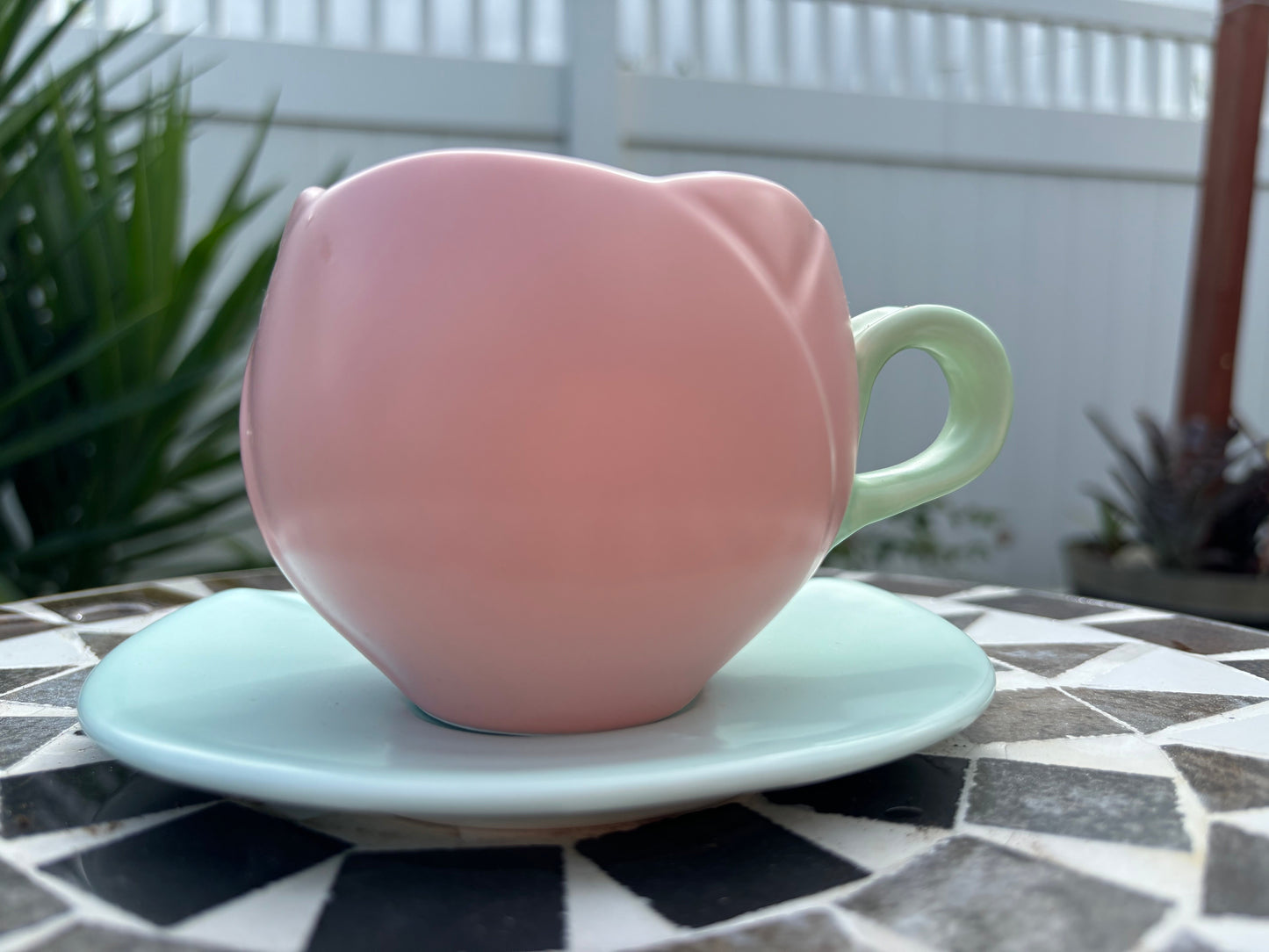 Taza en forma de tulipán con el platillo en forma de hoja