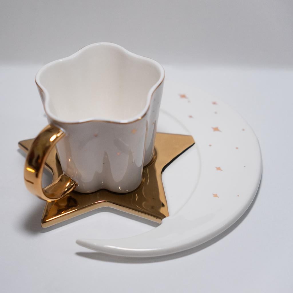 Taza en forma de estrella, platillo y cuchara