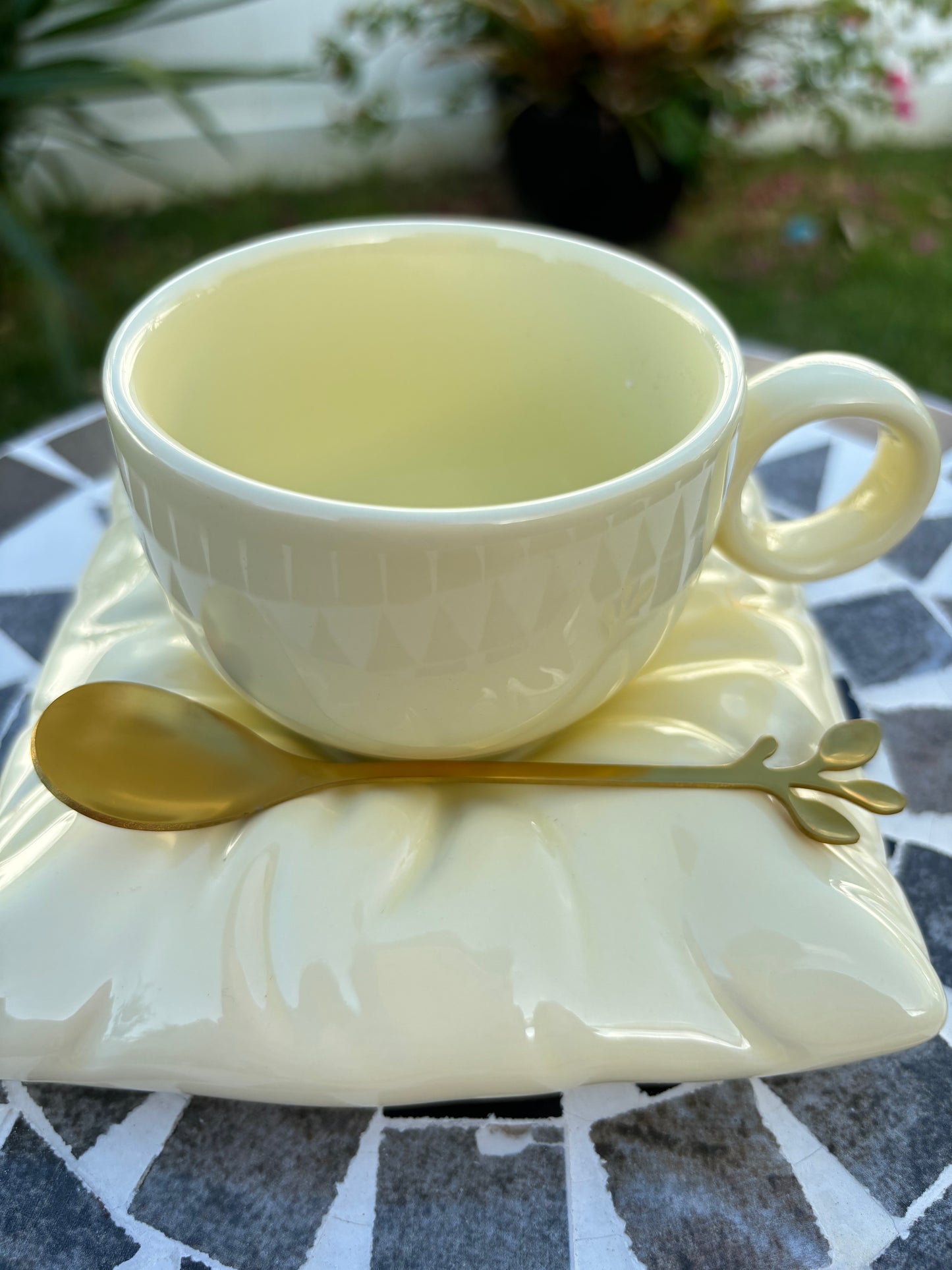 Taza con platillo en forma de almohada