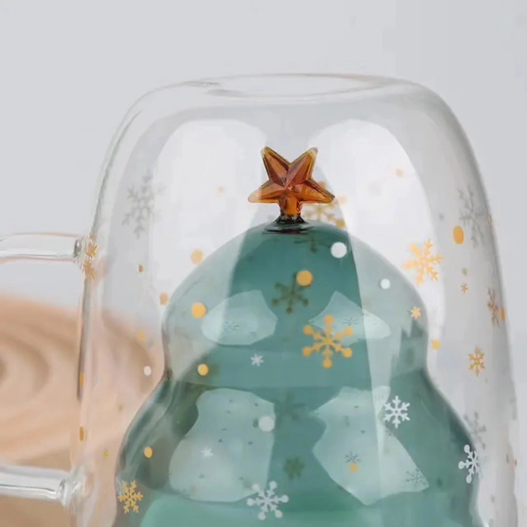 Taza en forma de árbol de navidad con tapa blanca