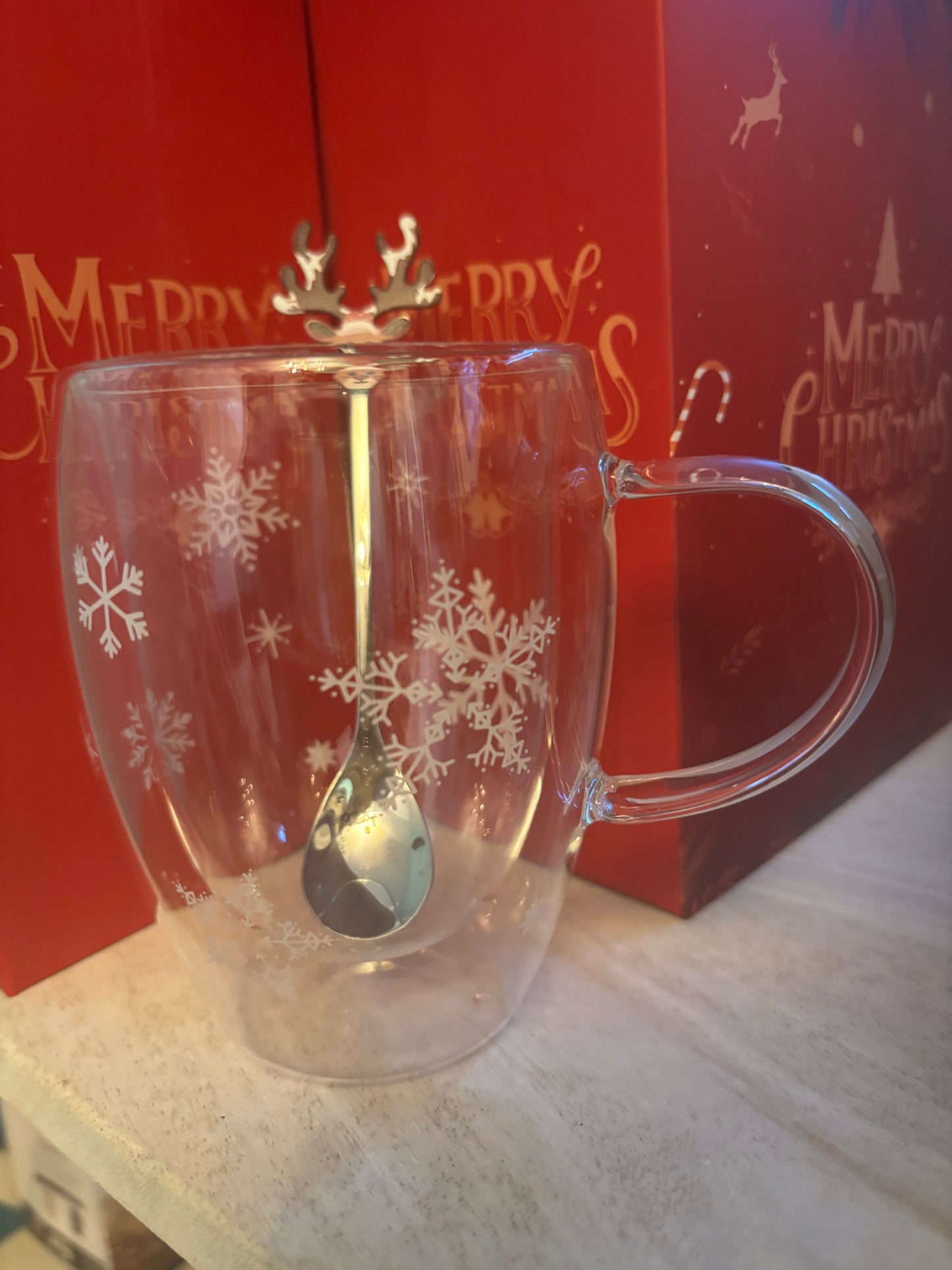 Taza transparente con copos de navidad