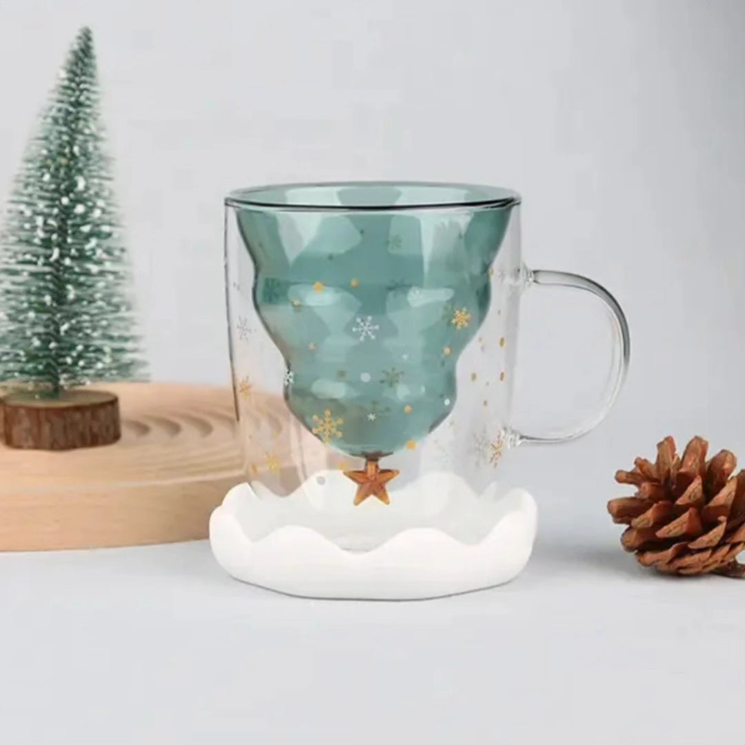 Taza en forma de árbol de navidad con tapa blanca