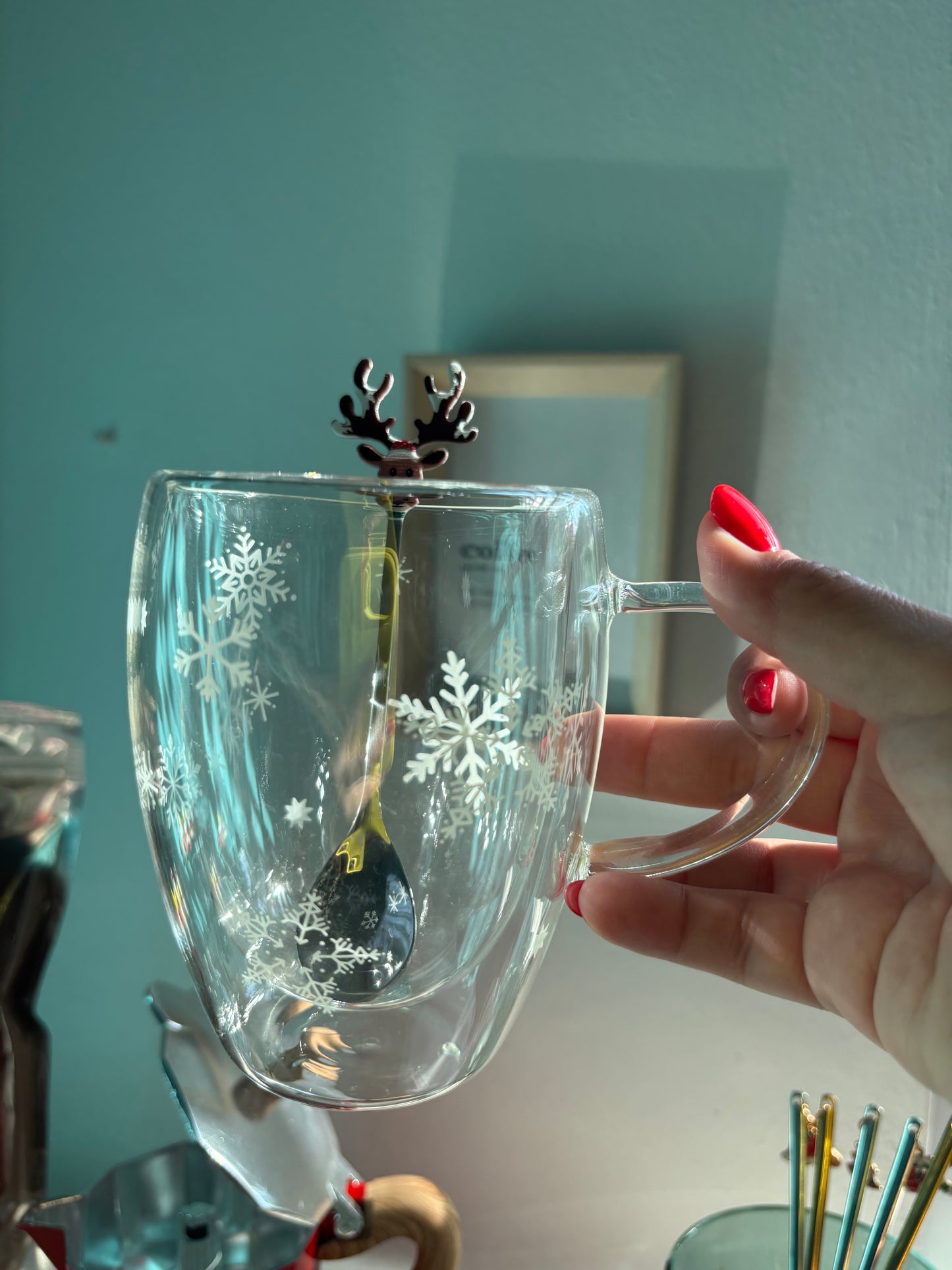 Taza transparente con copos de navidad
