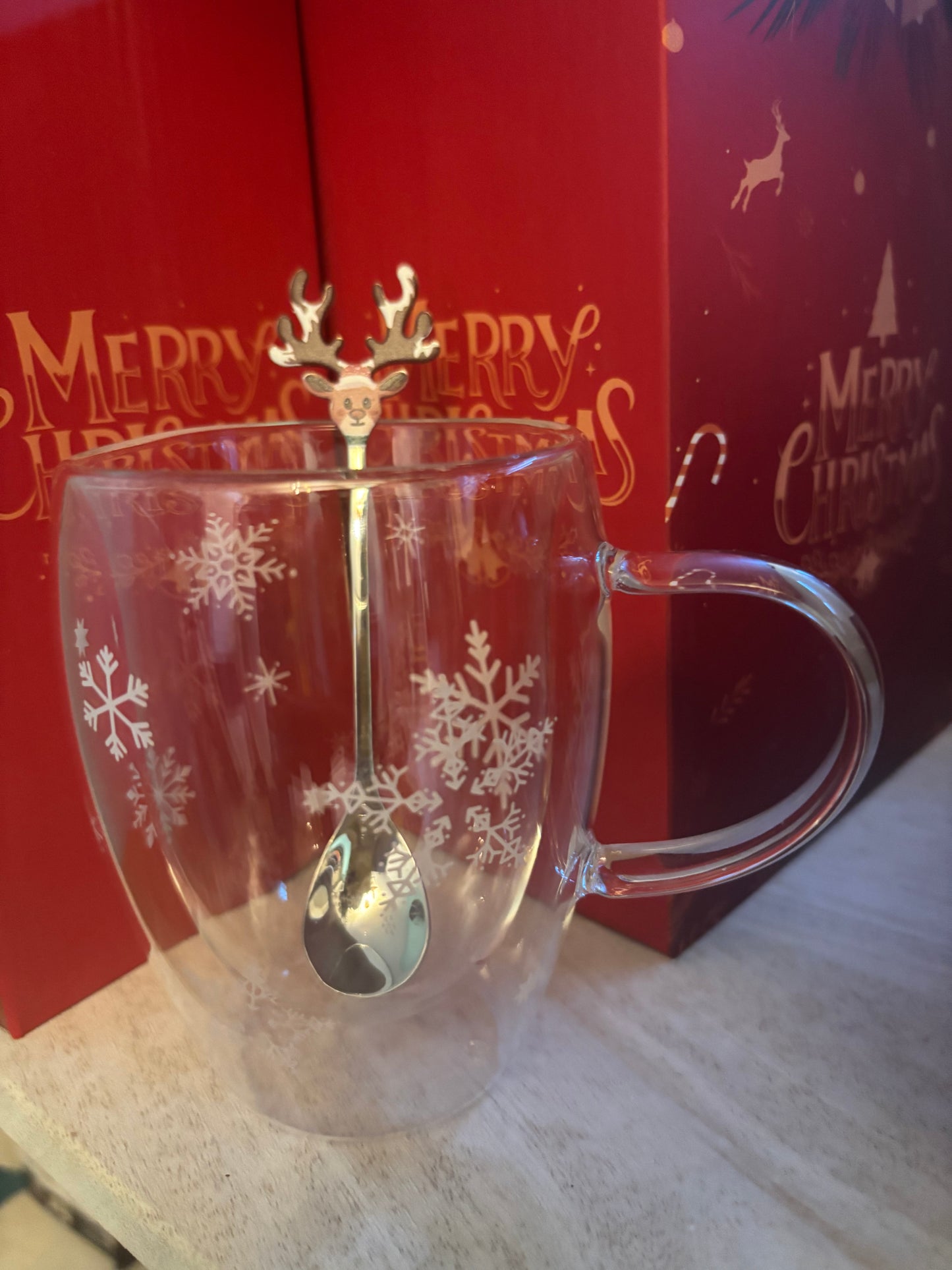 Taza transparente con copos de navidad