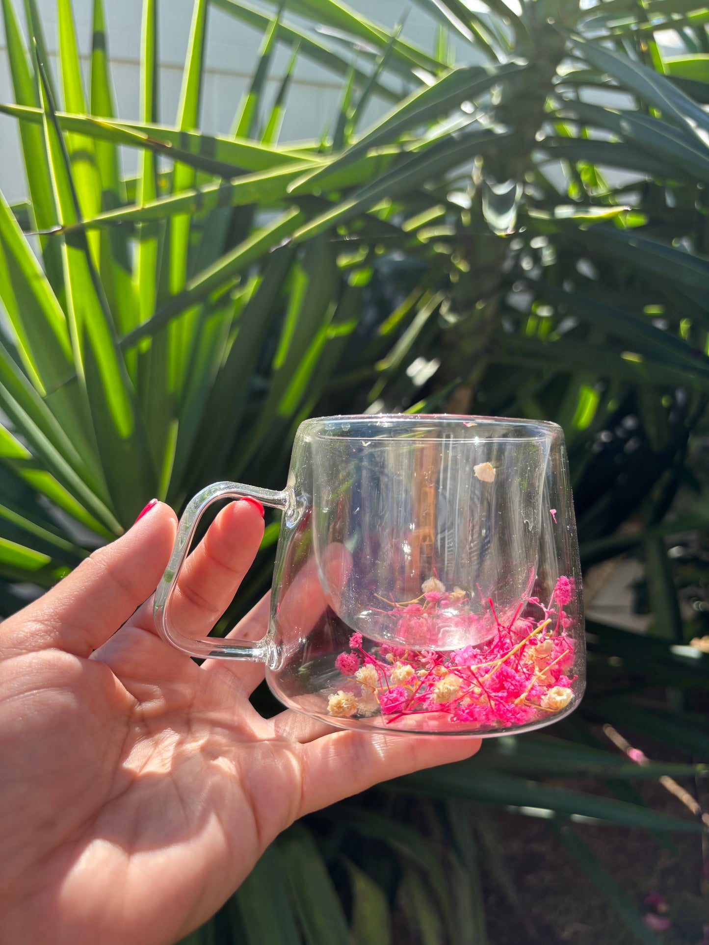 Taza en vidrio con flores